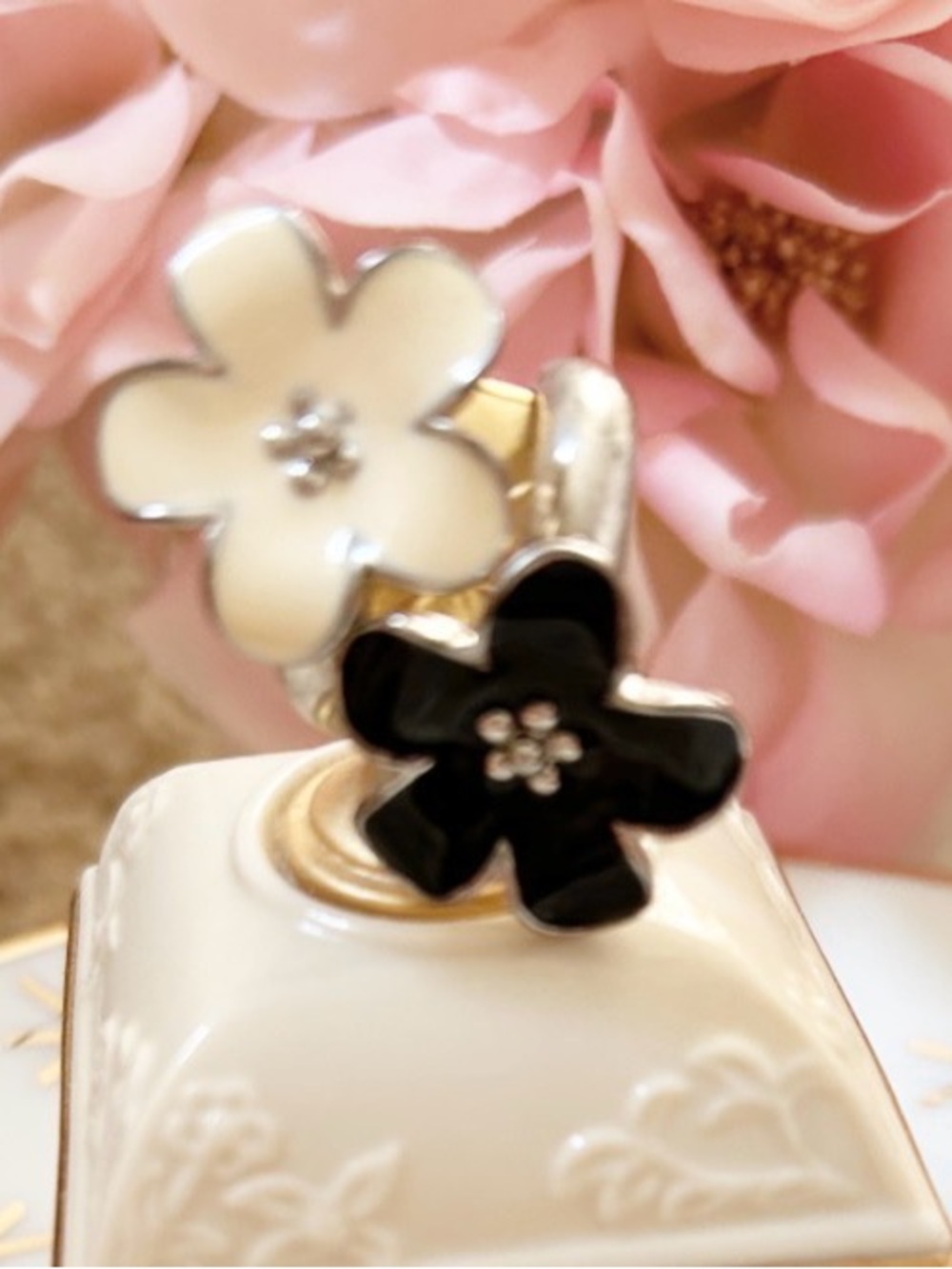FLOWER RING • Adorable Black & White Enamel & Silver Tone Costume Jewelry Ring - Picture 4 of 10